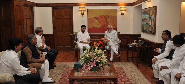 V_Tulaskar's tweet photo. युवासेनाप्रमुख @AUThackeray यांनी आज थेट @PMOIndia ची भेट घेऊन.
त्यांच्यापुढे  शालेय #टॅबचे सादरीकरण केले #ShivSena http://t.co/dynUbXEkX4
