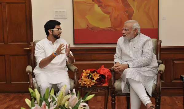 V_Tulaskar's tweet photo. युवासेनाप्रमुख @AUThackeray यांनी आज थेट @PMOIndia ची भेट घेऊन.
त्यांच्यापुढे  शालेय #टॅबचे सादरीकरण केले #ShivSena http://t.co/dynUbXEkX4