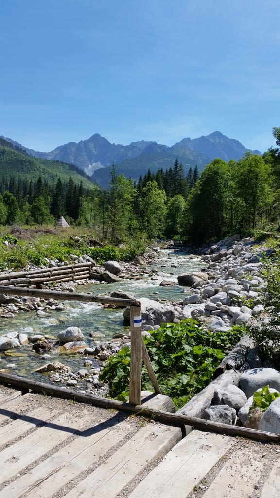 dutka_com_pl's tweet photo. Nad Morskie Oko armagedon a w sąsiedniej dolinie cisza spokój i takie widoki :) http://t.co/LIGNSgWFZD