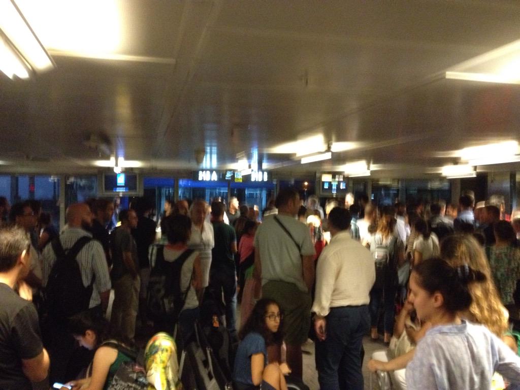 YumluAli's tweet photo. Bütün gece Sabiha Gökçen'de Pegasus rezaletini yaşadık.
Insanlara yalan söylediler,kandırdılar, üstelik hakaret dahi… http://t.co/2u2ZLsjP1u