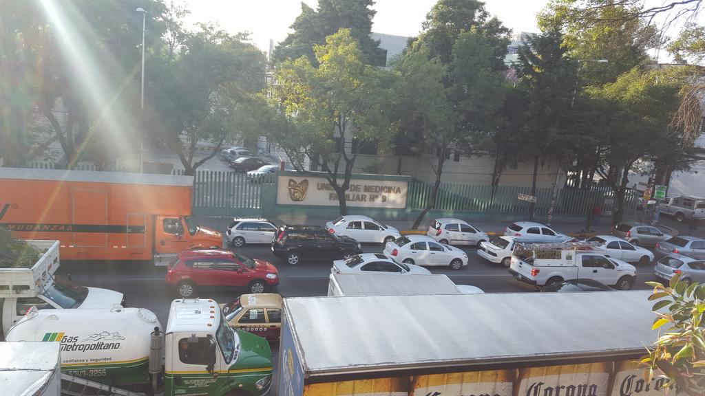 anylumtz's tweet photo. Semaforo descompuesto  en av. Revolución  esq calle 2.... caos vial por fa ayuda http://t.co/I9KDi7U01T