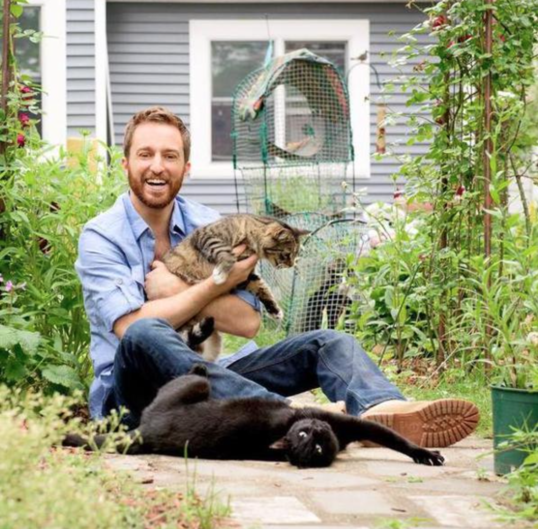 RescueMenUSA's tweet photo. #NYCRescueman @jjdileonardo @lions4mercy with Munchkin, one of his 5 #rescued #cats #Caturday #photo by Petra Ramona http://t.co/gOa1vicCIY