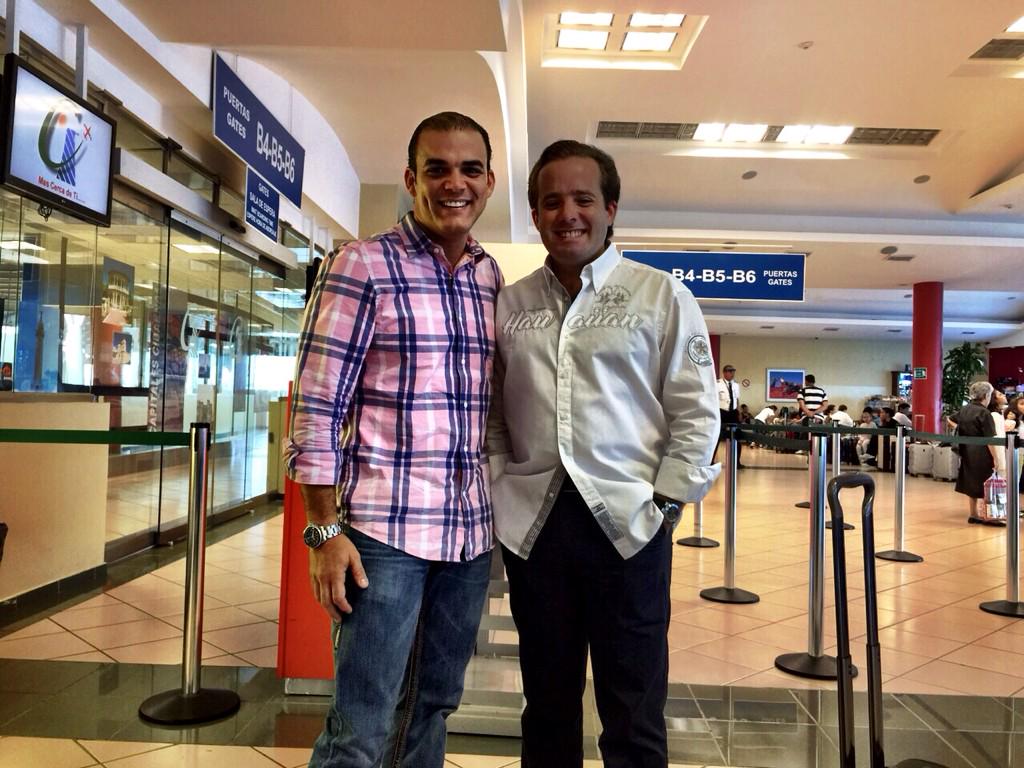 JosePaliza's tweet photo. Los aeropuertos simbolizan distancia, en oportunidad nos aproximan. Aquí con un viejo amigo @LuisEdMoscoso. http://t.co/5gkGrHl0bC