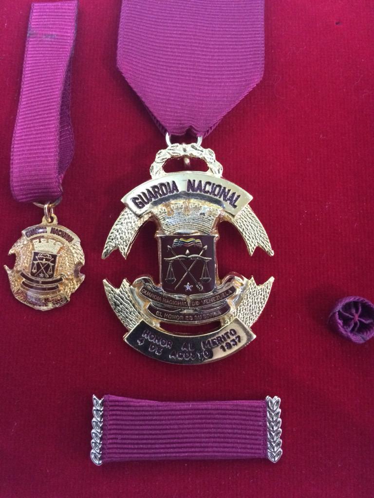 Fue un honor recibir de parte del alto mando de la <a href="/GNBoficial/">GNB FANB</a> la condecoración Honor al Mérito. #CICPC
