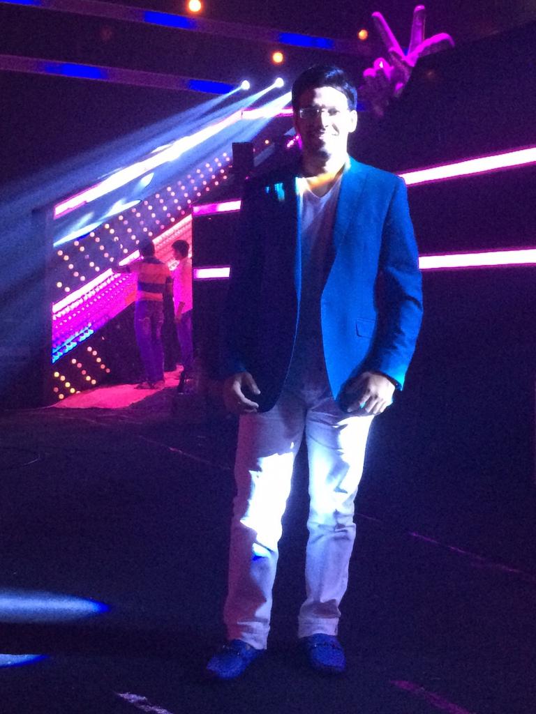ak_ghanekar's tweet photo. #VeryExcited only 2hours to go..
#SupportAk #TheVoiceIndia
@TheVoice_India
With @MikaSingh http://t.co/J8Uh7PgddX