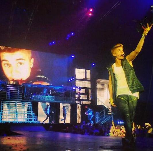 biebersmaniabr's tweet photo. #MTVHottest Justin Bieber http://t.co/tkFnah5iVw