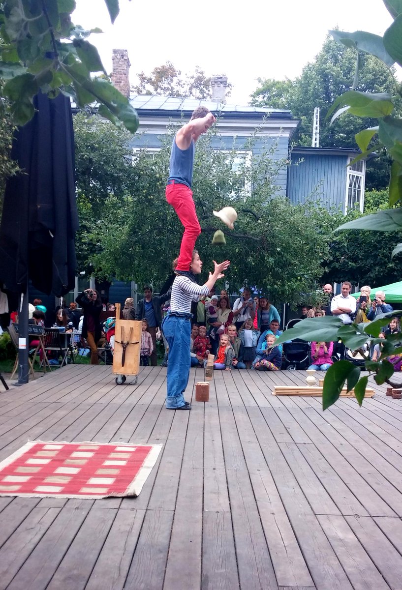 Circus Katoen Kalnciema kvartālā ir parūpējies par enerģisku un akrobātiksu pēcpusdienu. Prieks skatīties!