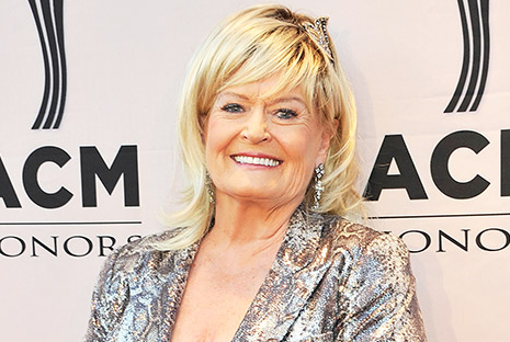 usweekly's tweet photo. Lynn Anderson, the country singer behind "Rose Garden," has died at age 67: http://t.co/0WUzLcv0VY http://t.co/rv1vsnQ7dS