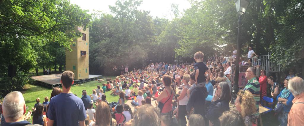 stefaankerger's tweet photo. #TAZ15 #Familiepark met ruim 250 voorstellingen voor kids gestart. #froefroe #oostende #theateraanzee http://t.co/lRRyCWA0J9