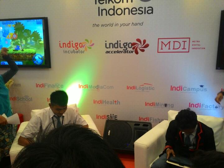 dhetaps's tweet image. Lagi asyik ngegame di #GameCompetition booth #TelkomIndonesia #ICEBSD @ddbaccelerator @TelkomIndonesia. Seruu!!!