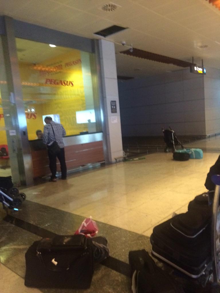 serkanbass's tweet photo. 8:50 uçağına 2 saat rötarlı binip bir saattir beklediğimiz bagajı (enstrümanlar) eksik getiren #pegasus rezaletsin. http://t.co/oHyMnwKOUa