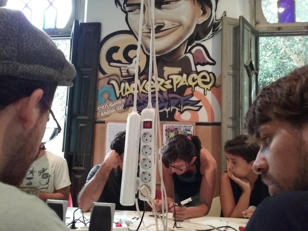 chinowski's tweet photo. Kacharreando con @familiarfest en el SummerLab de @LaCasaInvisible http://t.co/xxg0dvivbV