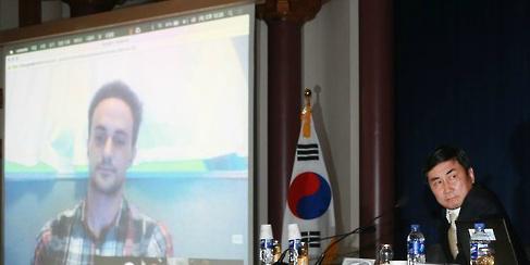 박대통령 미 의사당에서 영어 연설한다고 게지랄 하더니 셀프디스로 조상에게 미안 하다던 이종걸 영어 실력에 우리집 강지가 웃는다.국졸인 내가해도 이종걸 보다는 잘하겠다.제발 공부좀 해라 대통령에게 쌍욕할 시간에