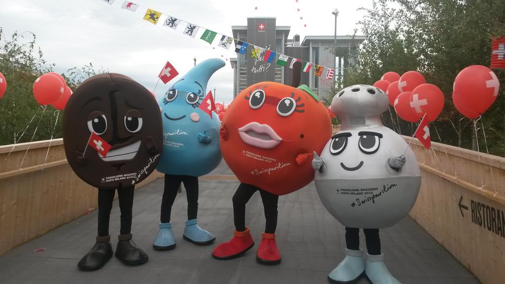 PadiglioneCH's tweet photo. Anche @DanieleCaffe @ChristinaAcqua @SylvieMela @PhilippSale festeggiano lo #SwissDay allo #SwissPavilion #Expo2015 http://t.co/y2zAu2S8g6