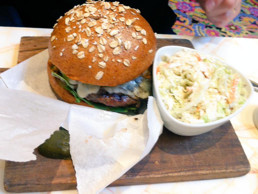 fleurdorange3's tweet photo. #burger #cheese #salad http://t.co/7sK9AXkd2G