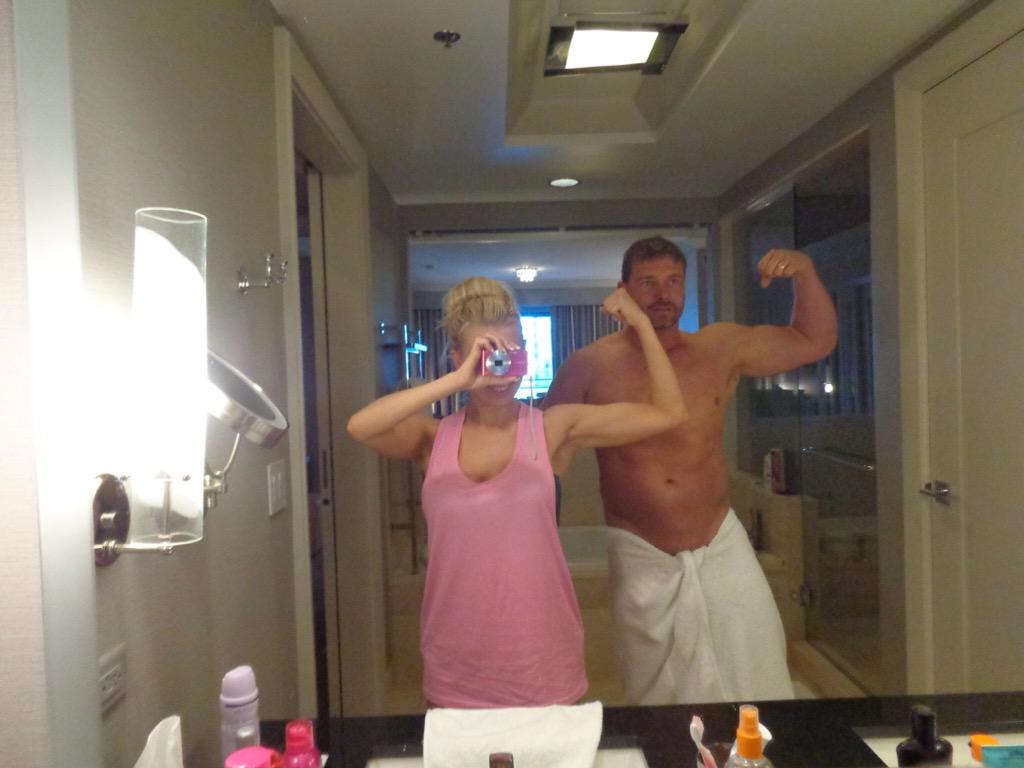 leafarrell's tweet image. Who has bigger muscles lol 💪🏼💪🏼💪🏼