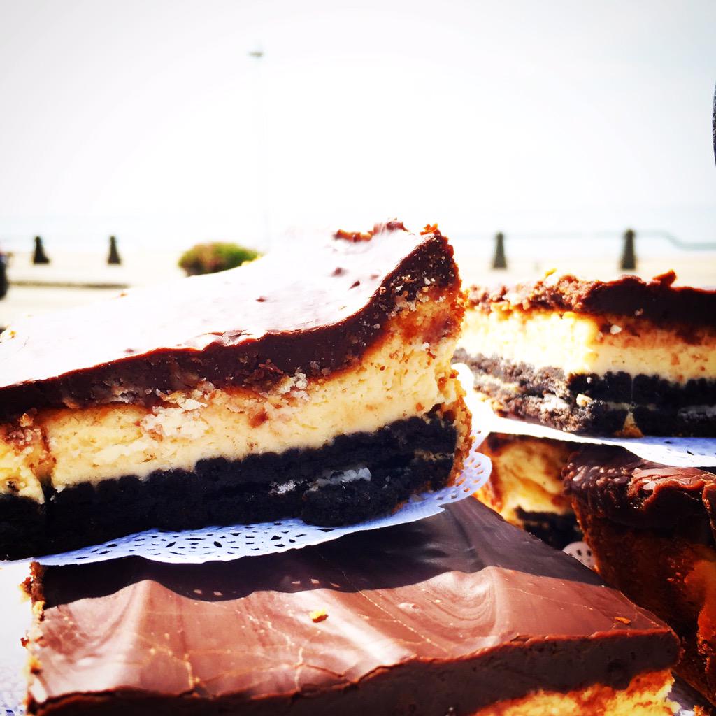 CakeDealerMburg's tweet photo. Hello sunshine! cake Dealer dagtaart: Chocolate Oreo Cheesecake....OMG!! #cheesecake  #oreocake #shakeitoff # http://t.co/NghVBBgM54