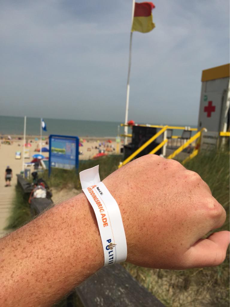 Strandbewaking's tweet image. U kunt een gratis 06 bandje voor uw kinderen met uw telefoon nummer krijgen bij de strandpost.
