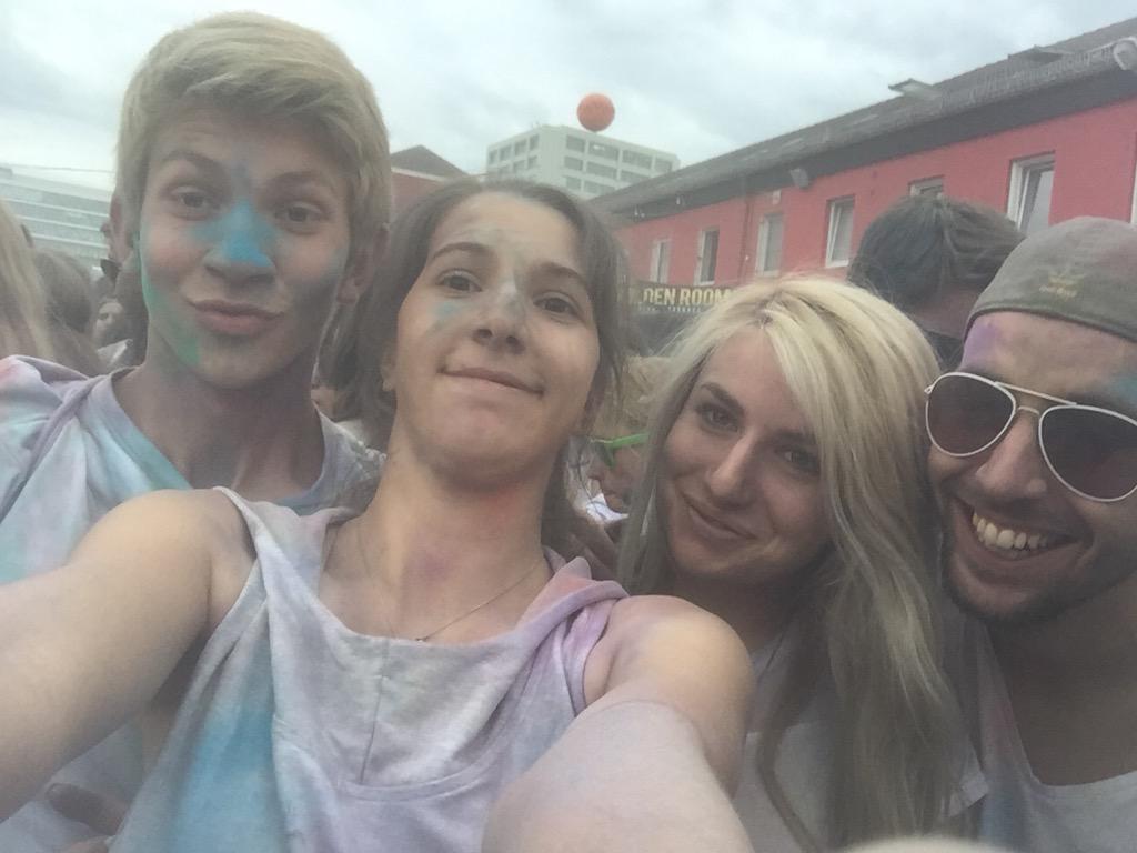 KubraCinal's tweet photo. #farbgefühle #festival #münchen #fun #friends 😄🎉😄🎉😄🎉 http://t.co/LWwo1kjpFD