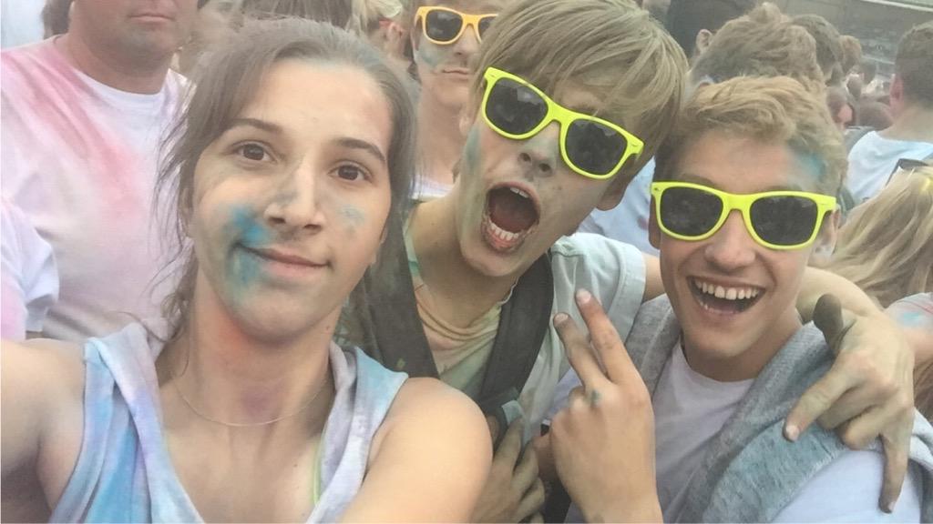 KubraCinal's tweet photo. #farbgefühle #festival #münchen #fun #friends 😄🎉😄🎉😄🎉 http://t.co/LWwo1kjpFD