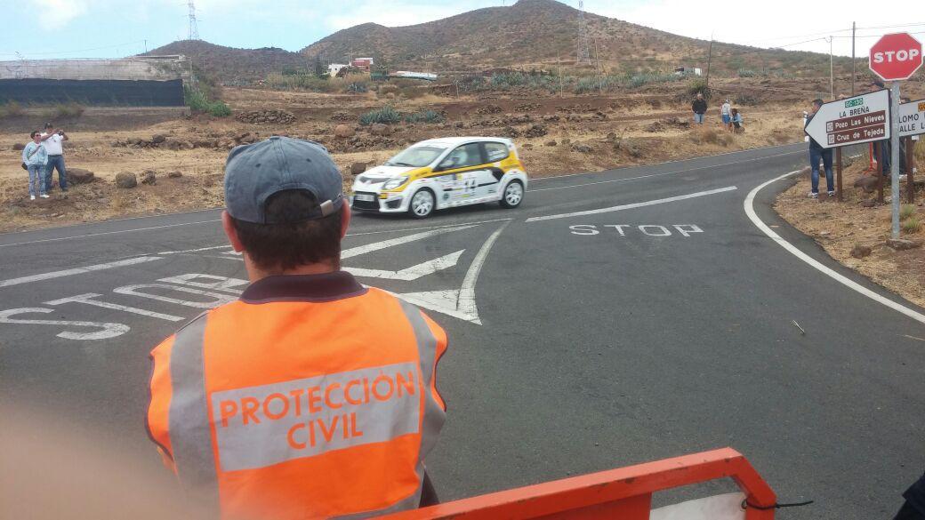 PCTelde's tweet photo. Efectivos @PCTelde dando cobert. #TCCazadores #RCT2015 #Telde. http://t.co/WlRCNFQMLw