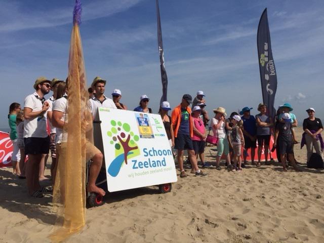 omroepzeeland's tweet image. Grote strandschoonmaak begint in Cadzand-Bad
omroepzeeland.nl/nieuws/2015-08…