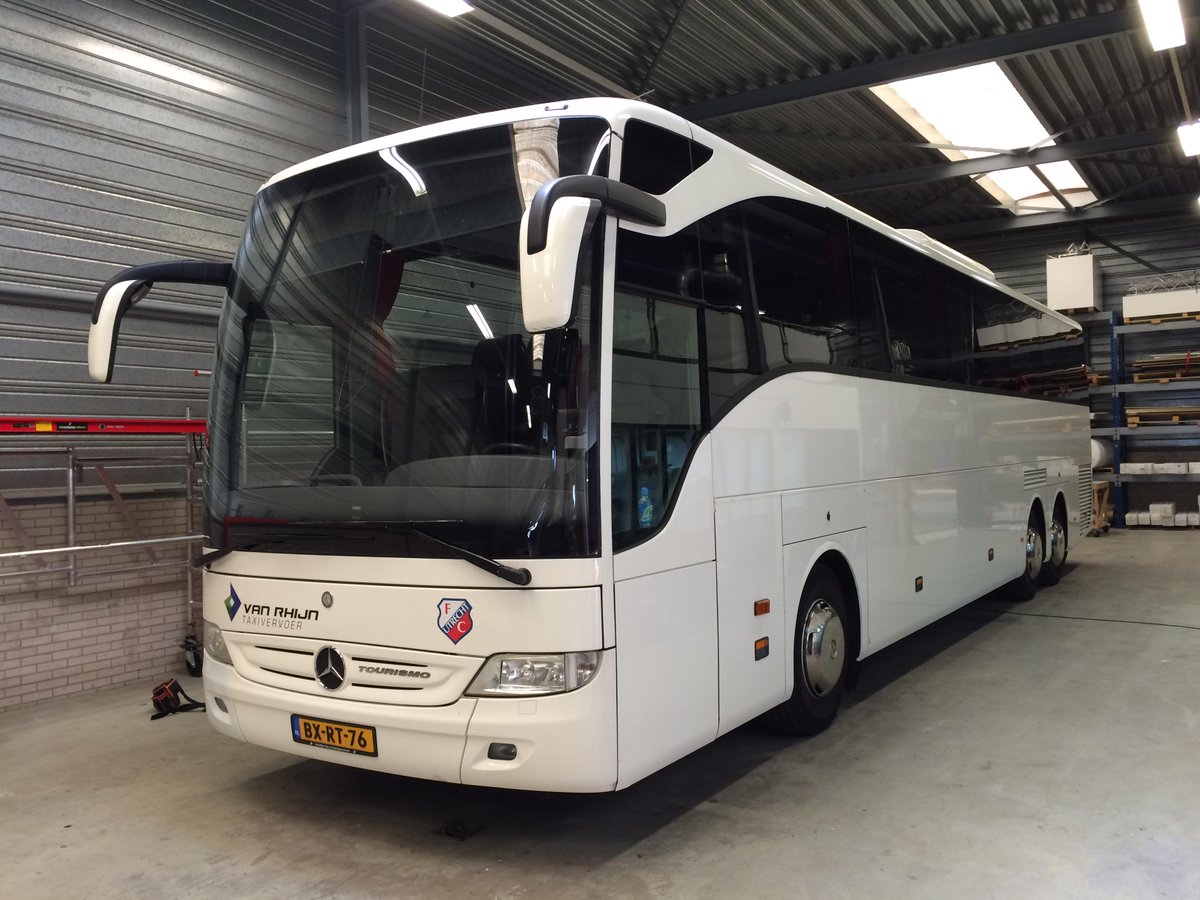 laatste delen plakken op de spelersbus 2015-2016
morgen onthulling
#nieuwehoofdsponsor <a href="/fcutrecht/">FC Utrecht</a> @VDKTaxivervoer