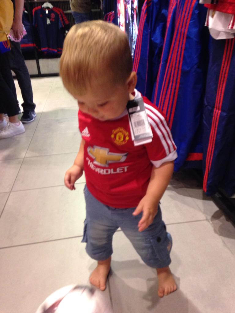 SM1T_82's tweet photo. @ManUtd my son Lennox today , his first time @ old Trafford and his 1st kit . #manutd http://t.co/CeRwaGLQND