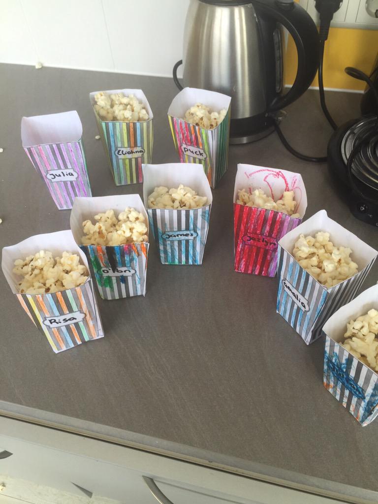 kcPoortugaal's tweet photo. Leuke afsluiting v d week. Zelfgemaakte popcorn bakjes, sinaasappel water, en dan naar Pipi Langkous kijken http://t.co/xF72H22IAv