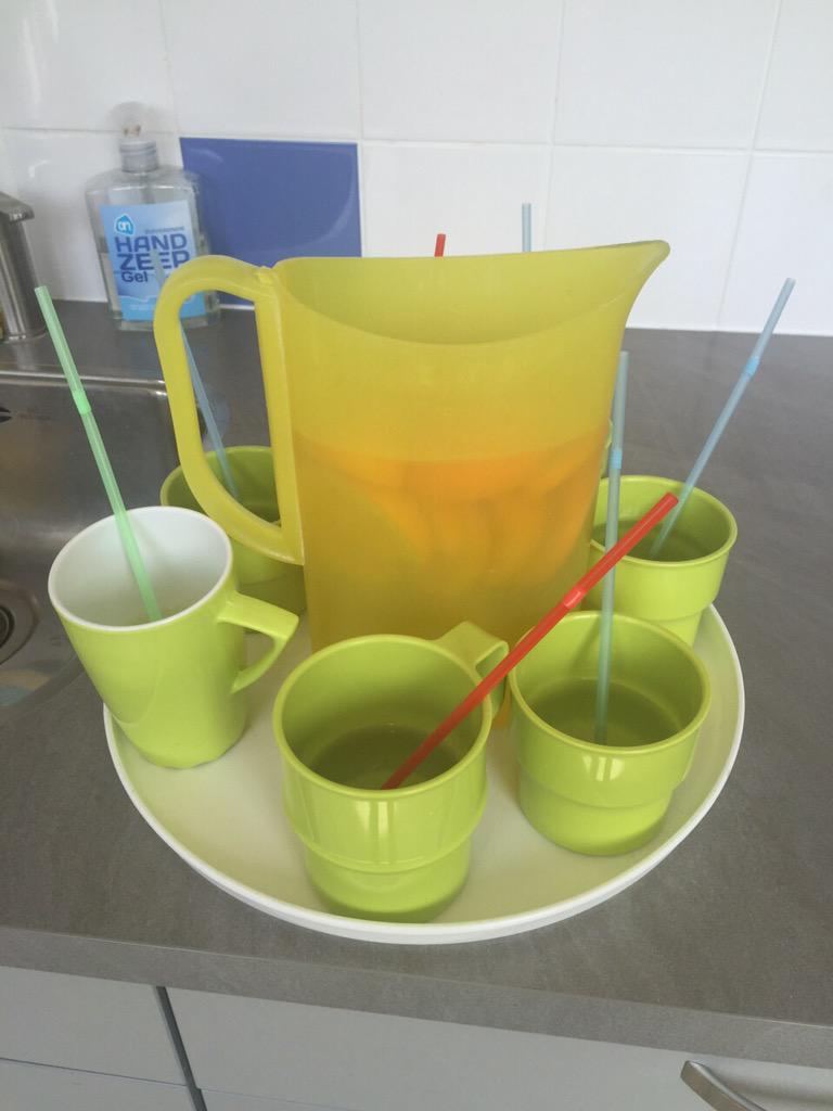 kcPoortugaal's tweet photo. Leuke afsluiting v d week. Zelfgemaakte popcorn bakjes, sinaasappel water, en dan naar Pipi Langkous kijken http://t.co/xF72H22IAv