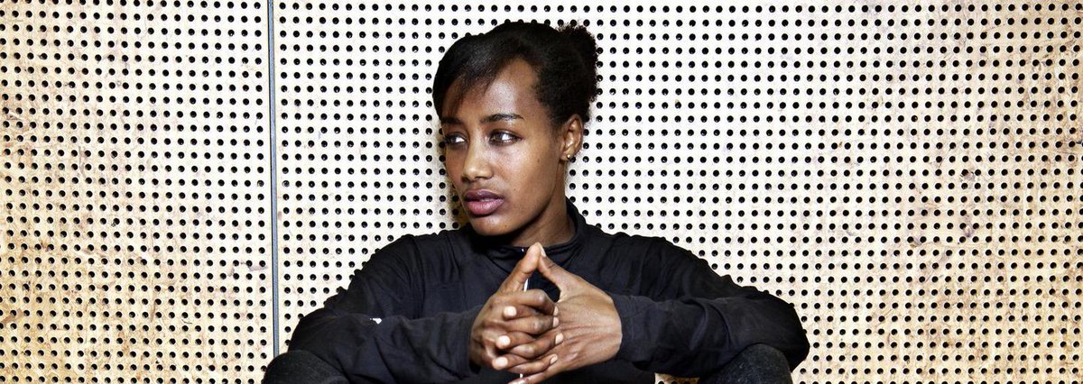 volkskrant's tweet photo. Een interview met hardloopster Sifan Hassan: 'Ik ben geen goeie moslim omdat ik hardloper ben' http://t.co/fi0EzU7kKe http://t.co/ZSlArHnVIZ