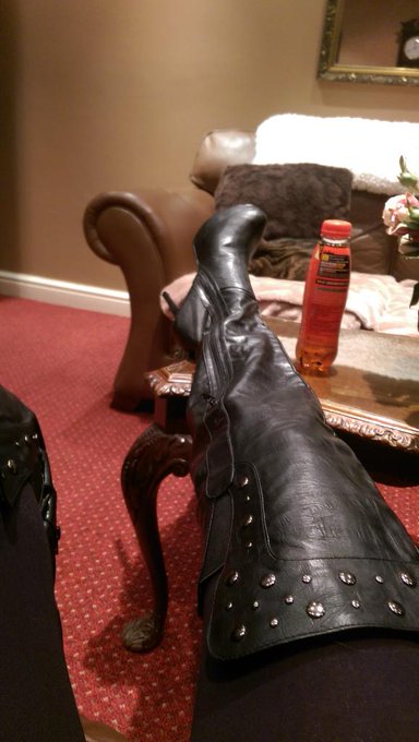 Adorable studded leather ! http://t.co/FY3XLPZmlY<a href="/tag/chamberhire"class="tags"><span>#chamberhire</span></a><a href="/tag/yorkshirebdsm"class="tags"><span>#yorkshirebdsm</span></a>