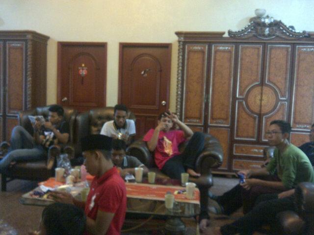 azeem_idon's tweet photo. Last day raya with friends http://t.co/5JZOhVbfKJ