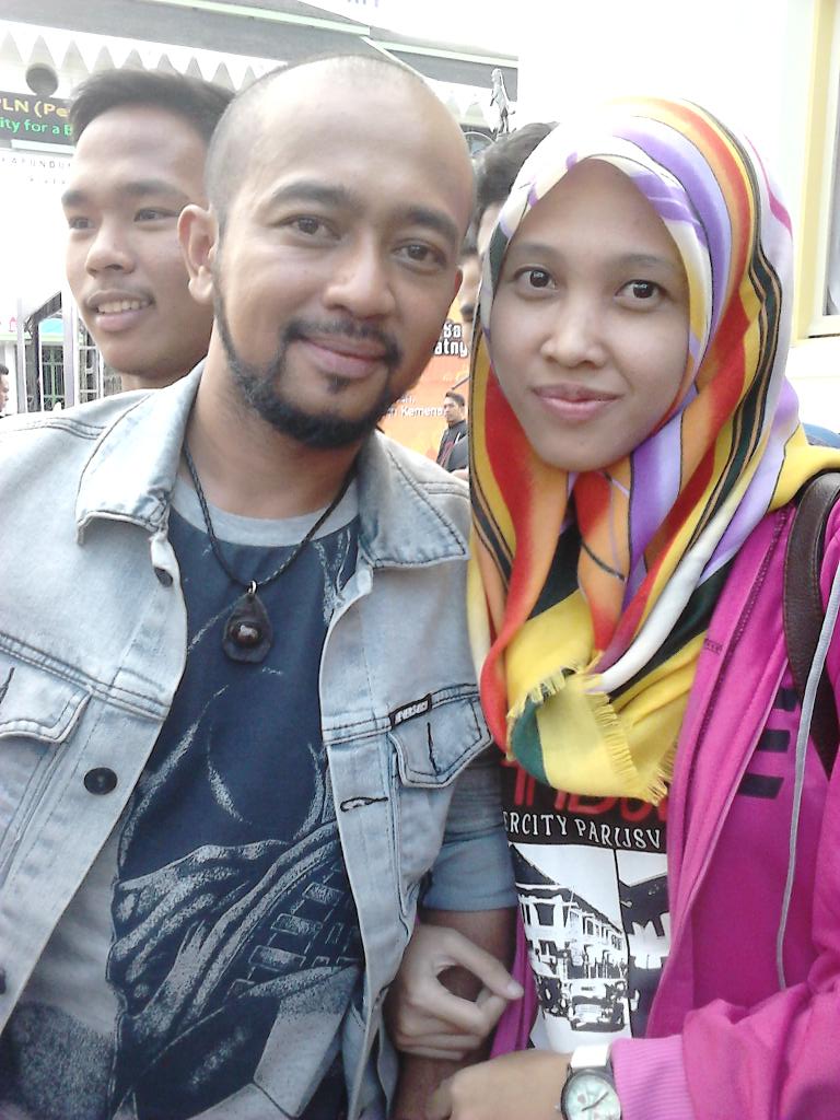 dewiratih_m's tweet photo. Foto bareng kang dikdik yang gak sengaja ternyata lagi ada shooting ☺😊 @AndraManihot @baraya_PP #BarayaPremanPensiun http://t.co/IAp7QvcZvu