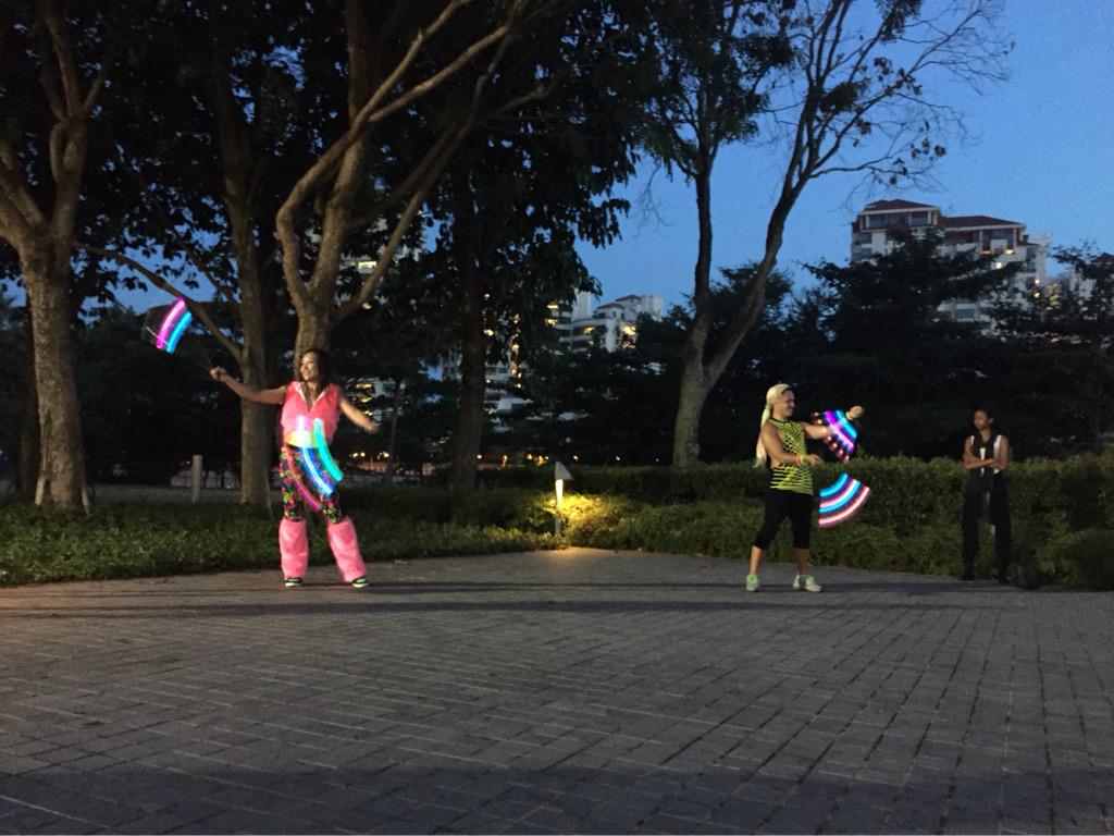 CityRelay's tweet image. Our runners are getting dazzled by the amazing poi lights. Don't get distracted guys! Keep on running! #RelayTheNight