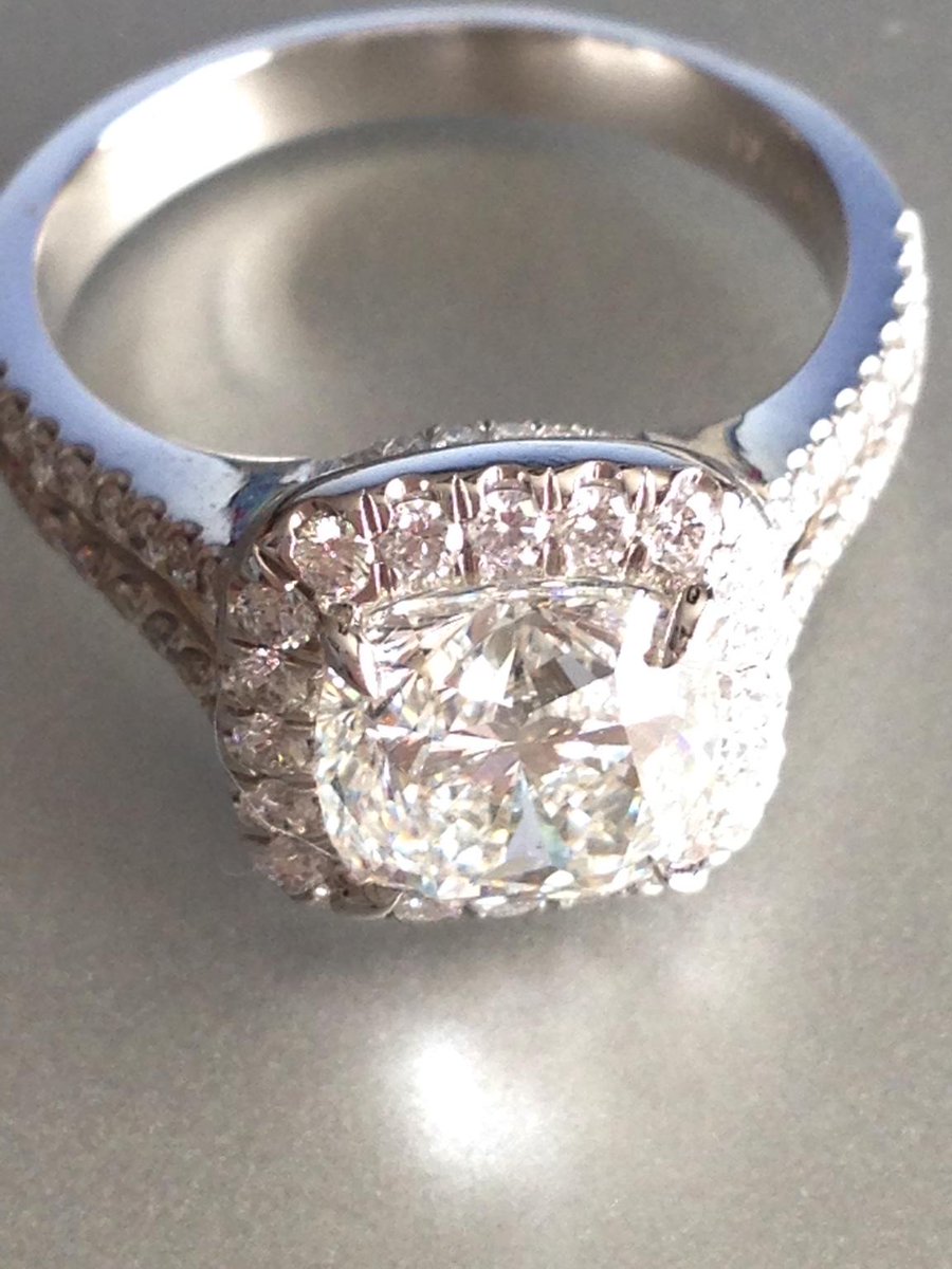 lindastasi's tweet photo. #returnthering.If u stole my ring from the bathroom @ NYDN, the cops have video. Rtn anon & u wonโt face charges. http://t.co/8dhwIE0uf2