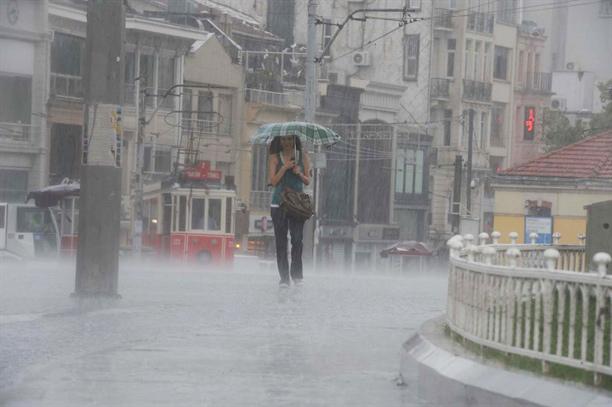 ntv's tweet photo. İstanbul'da yağmur sürprizi http://t.co/TpqfCBR4Lc http://t.co/Vnc6KFLj0o