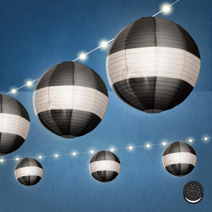 Oreo's tweet photo. Those Oreo lanterns make us wanna twist all night.
#DunkSwag http://t.co/FFiUxzM04F