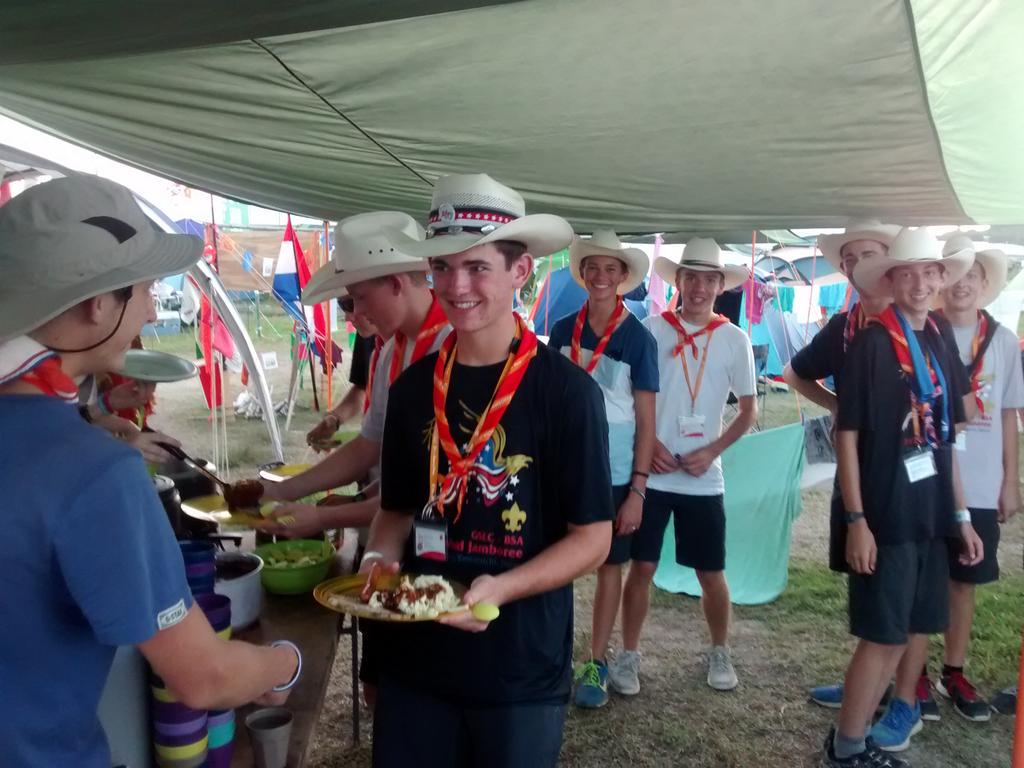 hunebedwj's tweet photo. Eten met Amerikanen op ons kampterrein. #wj2015 http://t.co/KLR3yeowdJ