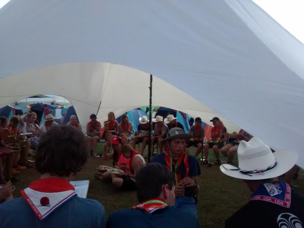hunebedwj's tweet photo. Eten met Amerikanen op ons kampterrein. #wj2015 http://t.co/KLR3yeowdJ