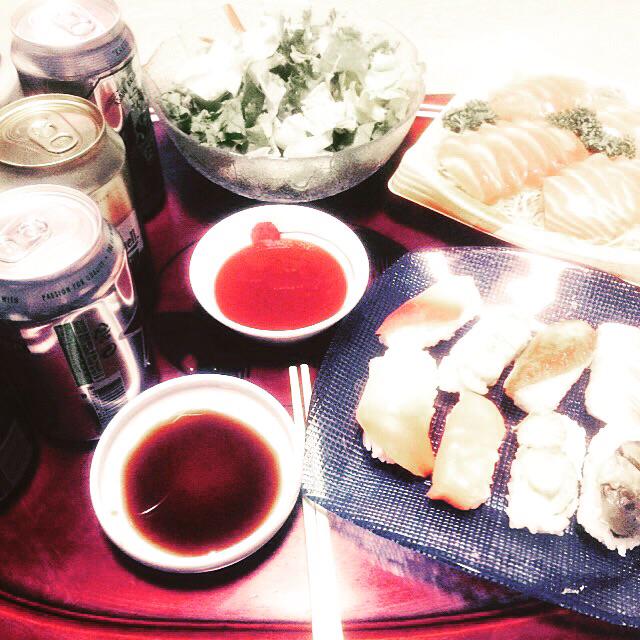 불토! 집에서 혼자 한상!!! 계속 생각나던 연어 와 초밥!! 6가지 맥주!!! #불토 #한상 #연어회 #초밥 #6가지수입맥주 #샐러드
