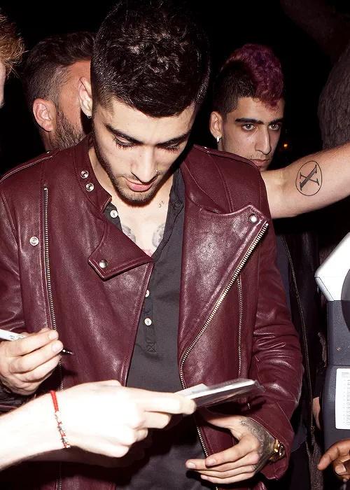 1DUpdates_5SOS's tweet photo. Zayn leaving Hooray Henry's Night club in West Hollywood (@5SOS1DAlert) http://t.co/P8pOQ4cQFU
