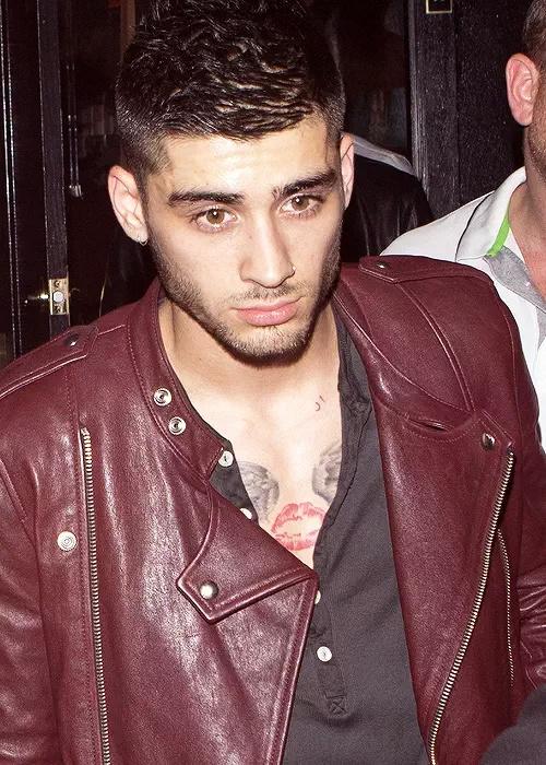 1DUpdates_5SOS's tweet photo. Zayn leaving Hooray Henry's Night club in West Hollywood (@5SOS1DAlert) http://t.co/P8pOQ4cQFU