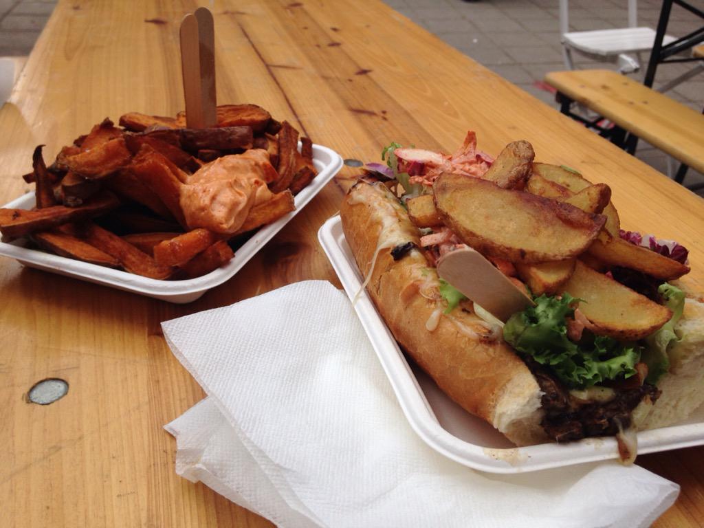 CharlieHWard's tweet photo. Oooo delicious lunch courtesy of @DansYankKitchen #streetfood #exeter #cheesesteak #sweetfrys http://t.co/t7fRPZJFLc