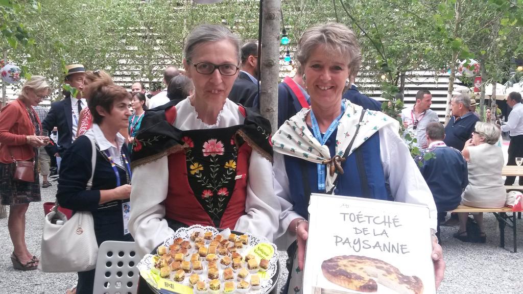 PadiglioneCH's tweet photo. La #Svizzera unita allo #SwissPavilion attraverso i prodotti regionali cantonali! #SwissDay #Expo2015 http://t.co/CXPASjKMHy