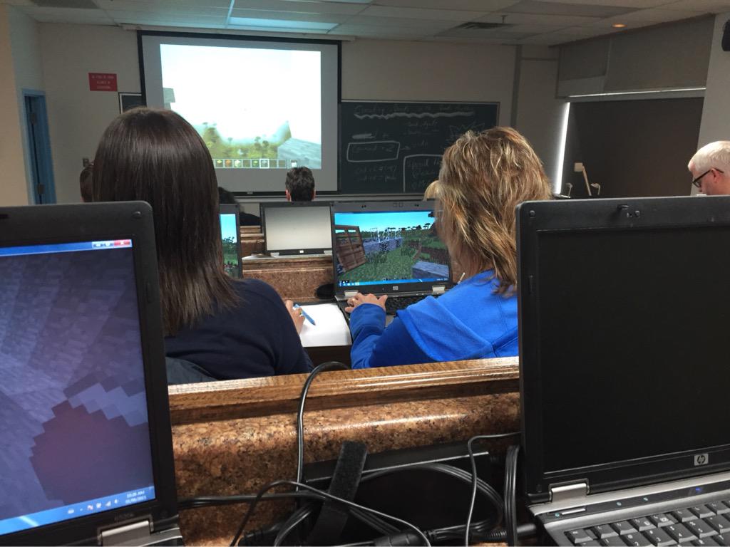 x2010pqq's tweet photo. Loving the Minecraft! Break time but soon back at it! #siti2015 http://t.co/UAIEDcPYMu