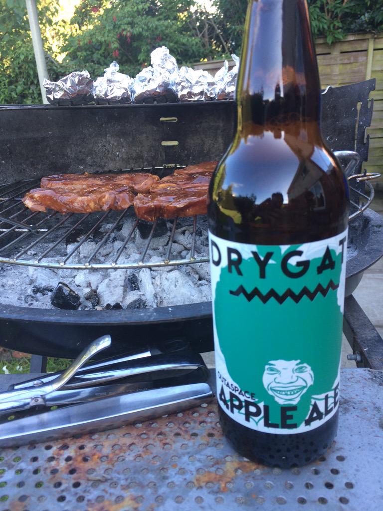 colinrjohnston's tweet image. BBQ pork and @drygate #outaspace apple ale. Don&apos;t mind if I do!
