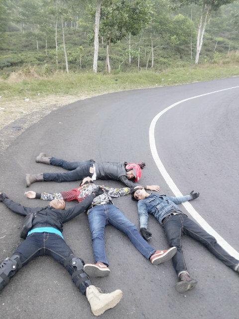 Jadi ceritanya lagi selfie di tengah jalan bari ngagoler hmmm