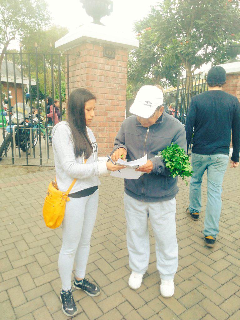 LimaDignidad's tweet photo. #AHORA 
Estamos recolectando firmas para que el ensanchamiento de la #AvBenavides no se realice
#1A #PlantaUnArbol http://t.co/IUAnF6TGEU