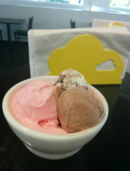 hdogschicago's tweet photo. It's a warm day in Chicago! Stop in H-Dogs TODAY and cool off with a nice bowl of our gourmet gelato! http://t.co/9EjyGjJw6V